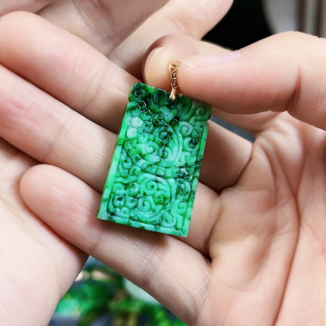 翡翠颈饰18K金镶嵌吊坠多样性