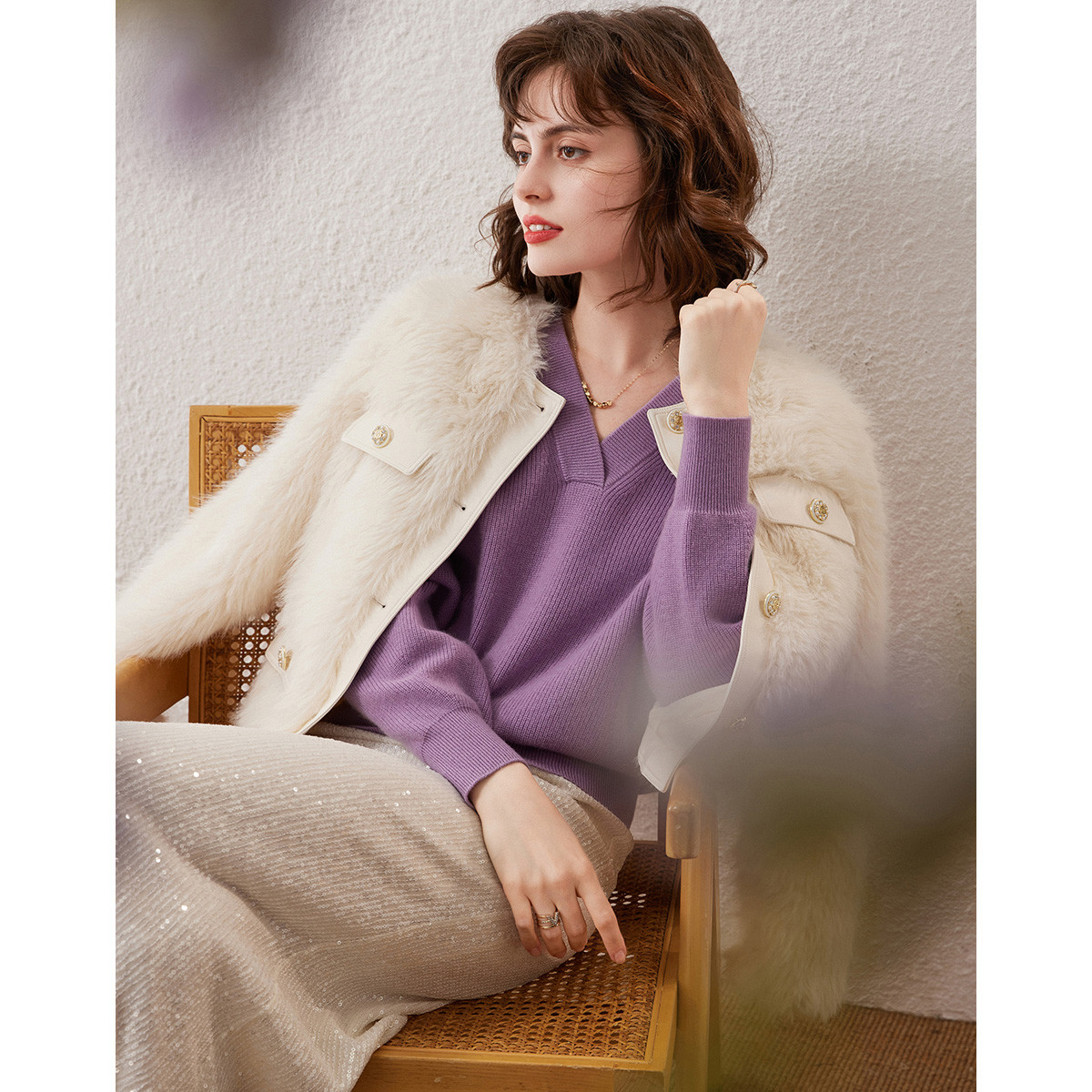 白鹿语冬款优雅气质金属扣装饰圆领拼接毛感外套女WBX36171
