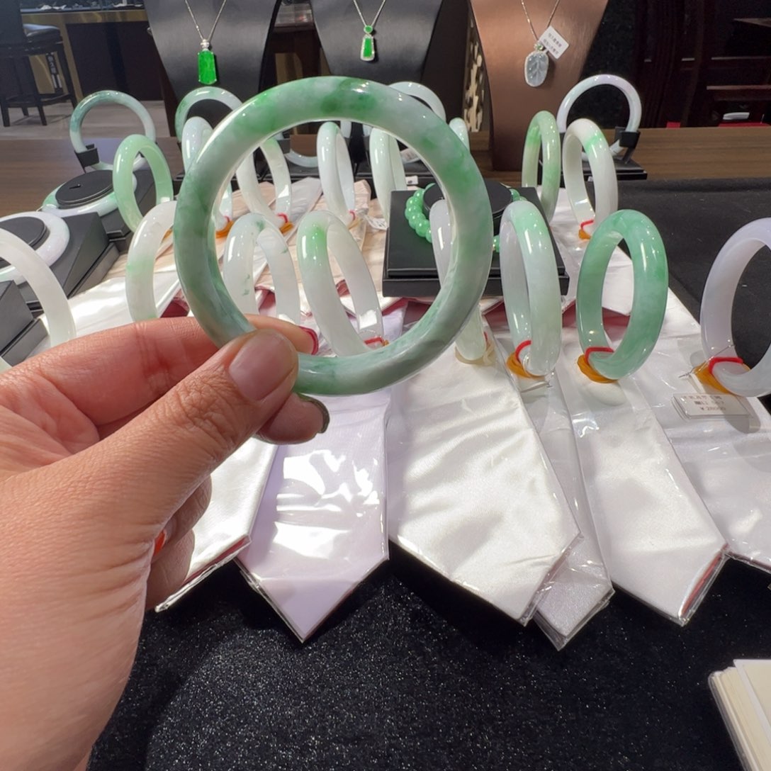 翡翠手镯未镶嵌满绿