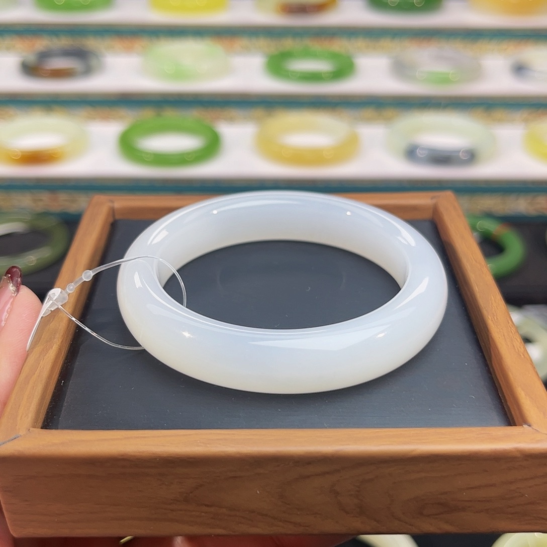 未镶嵌手镯和田玉-高白手镯