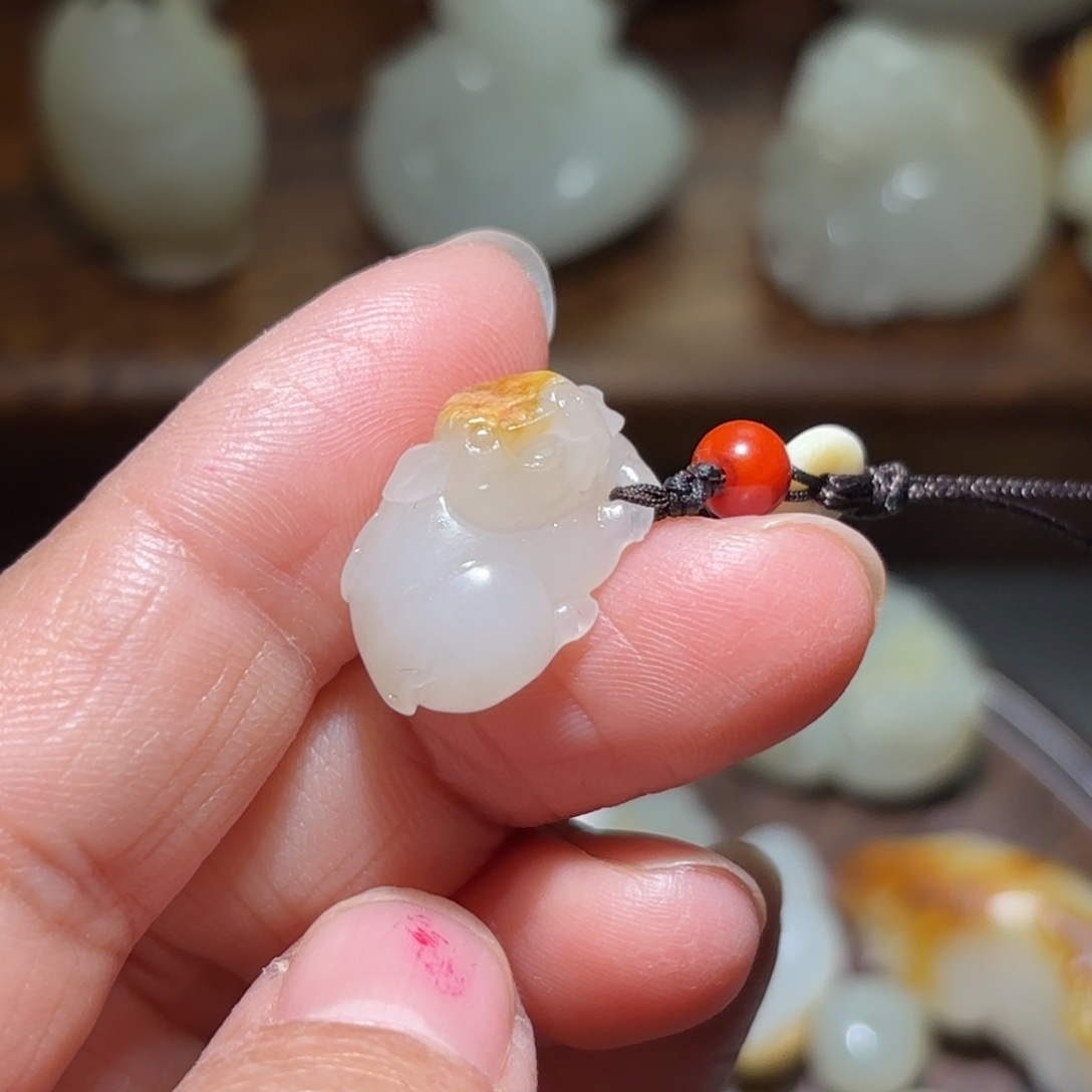 励***生和田玉未镶嵌颈饰