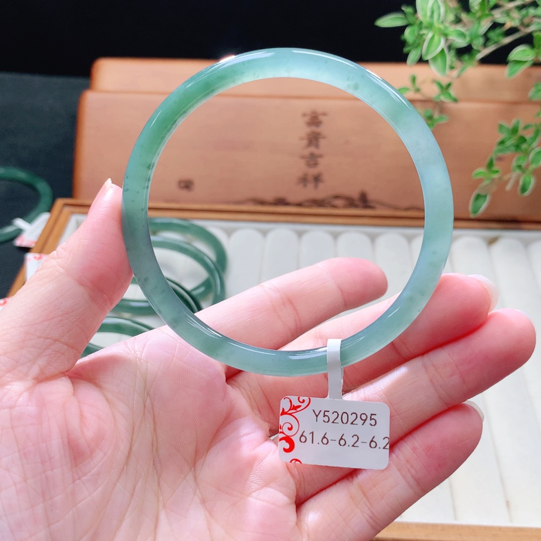 未镶嵌手镯（圆镯）翡翠