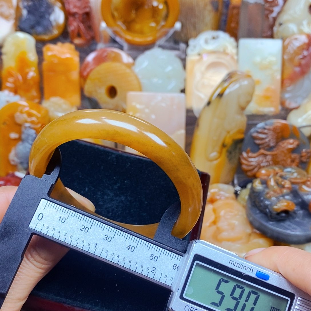 石英质玉（黄龙玉）颈饰未镶嵌
