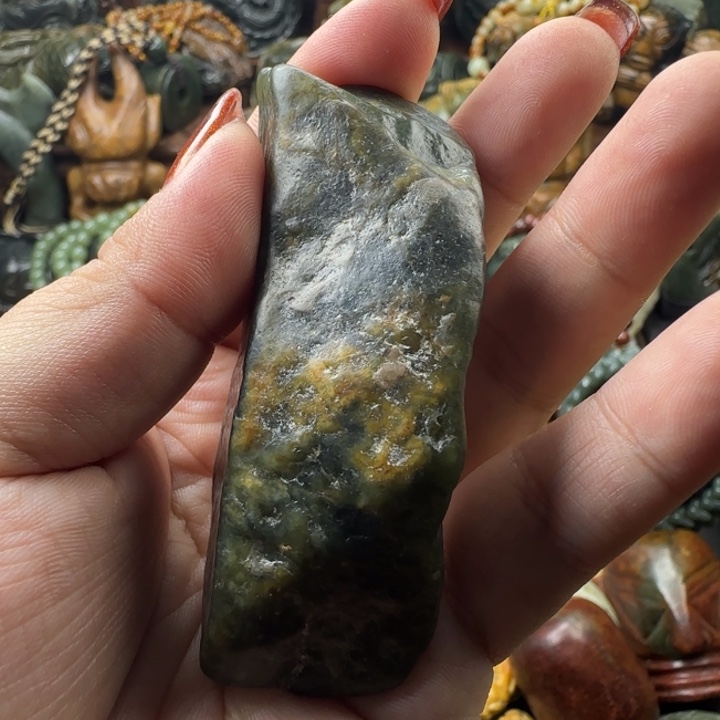 透闪石质玉未镶嵌珠宝奇石