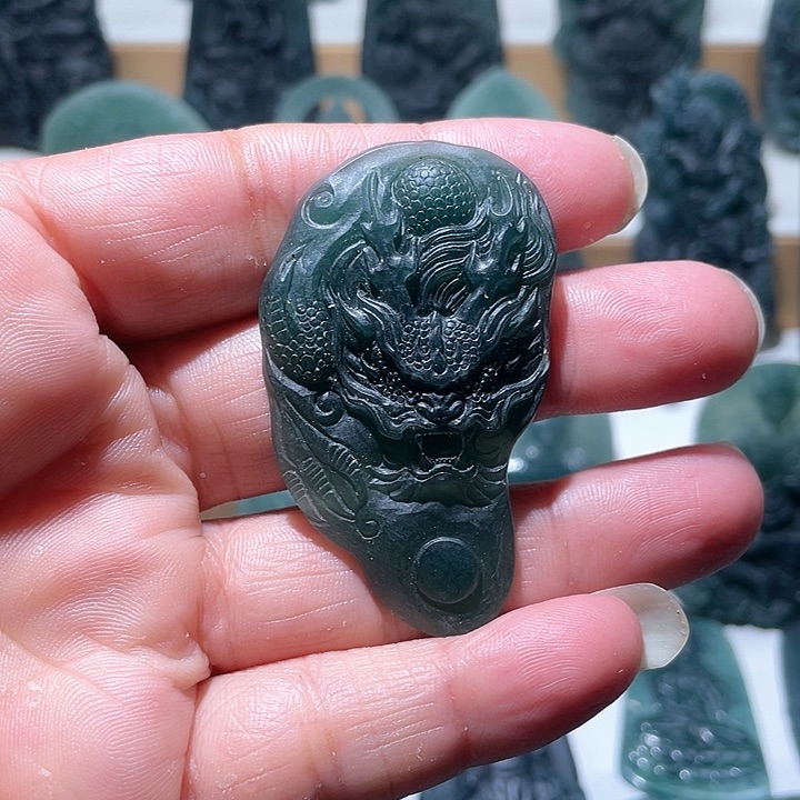 定制翡翠未镶嵌龙