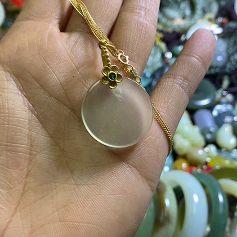 岫玉未镶嵌颈饰一个