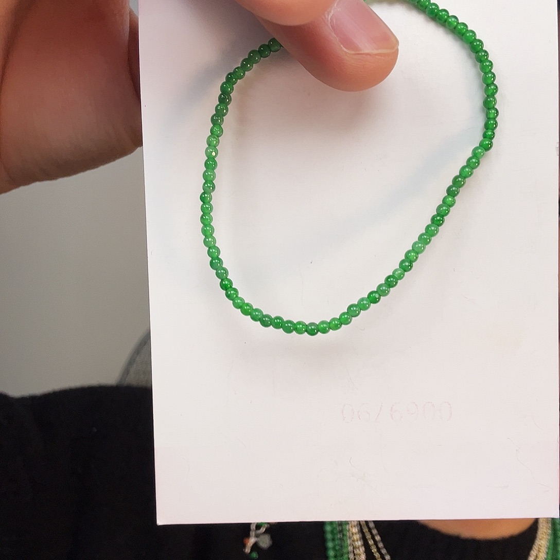 翡翠未镶嵌颈饰一对