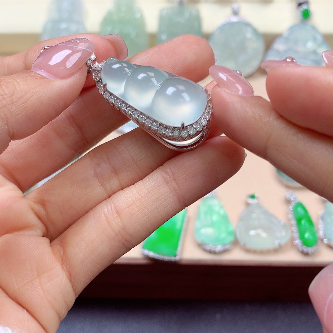 翡翠颈饰18K金镶嵌琼*翡翠