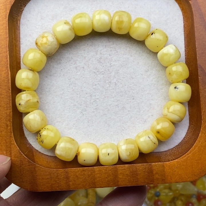 牛***律蜜蜡未镶嵌裸石微瑕10