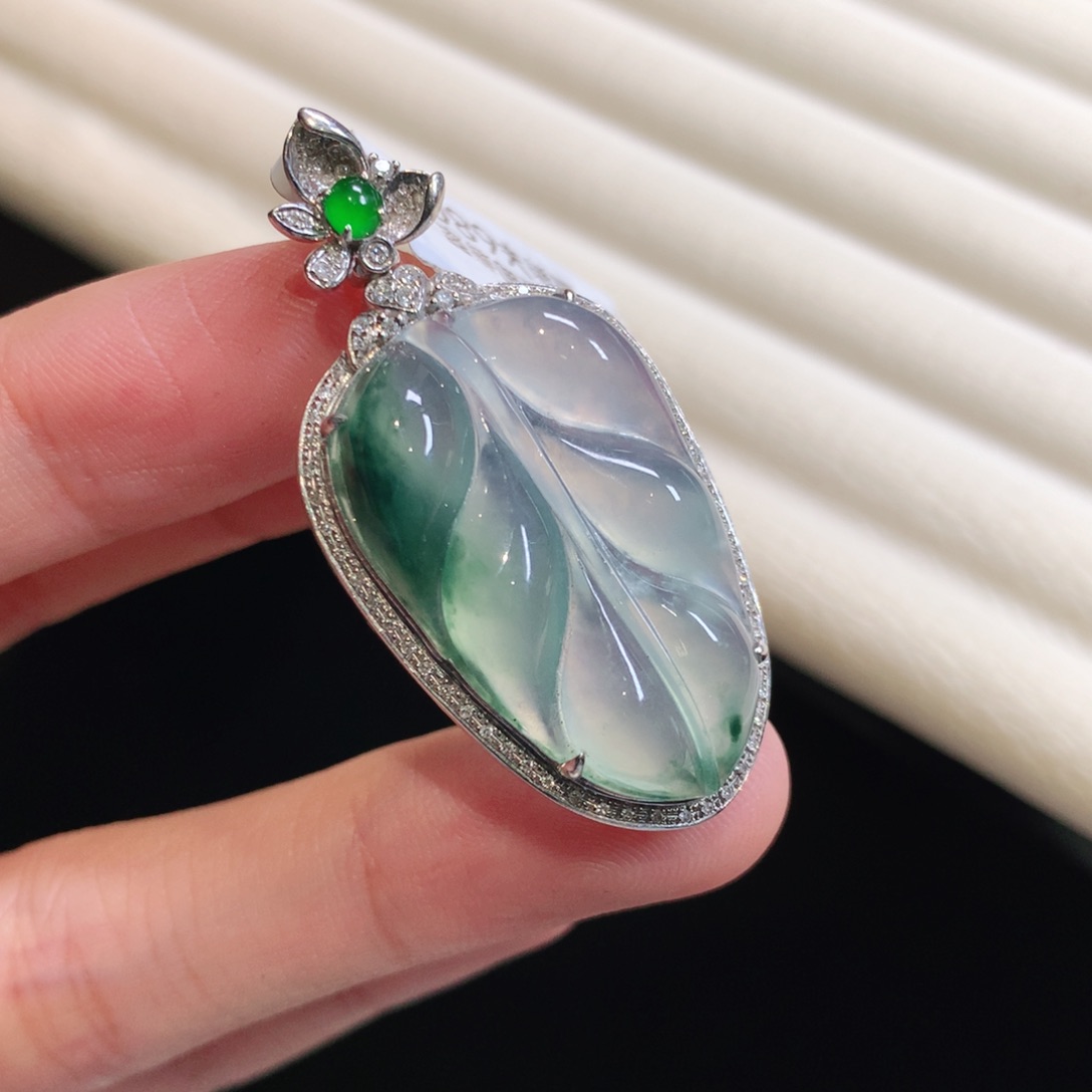 翡翠颈饰18K金镶嵌高冰叶子