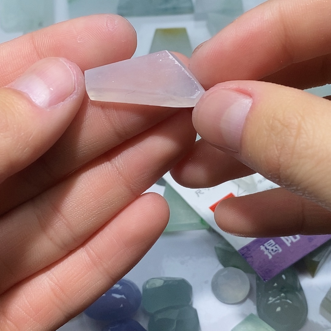 老***八翡翠未镶嵌颈饰7654