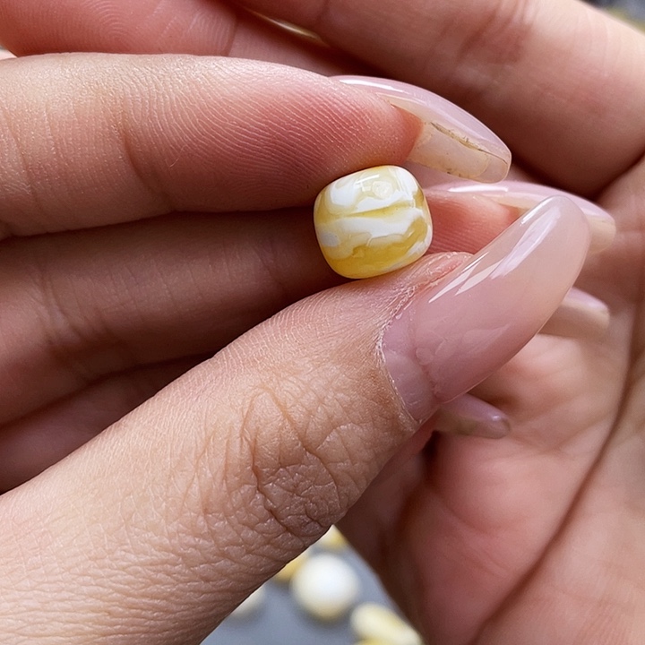 琥珀裸石未镶嵌老型尺寸10.2*9mm带粉点
