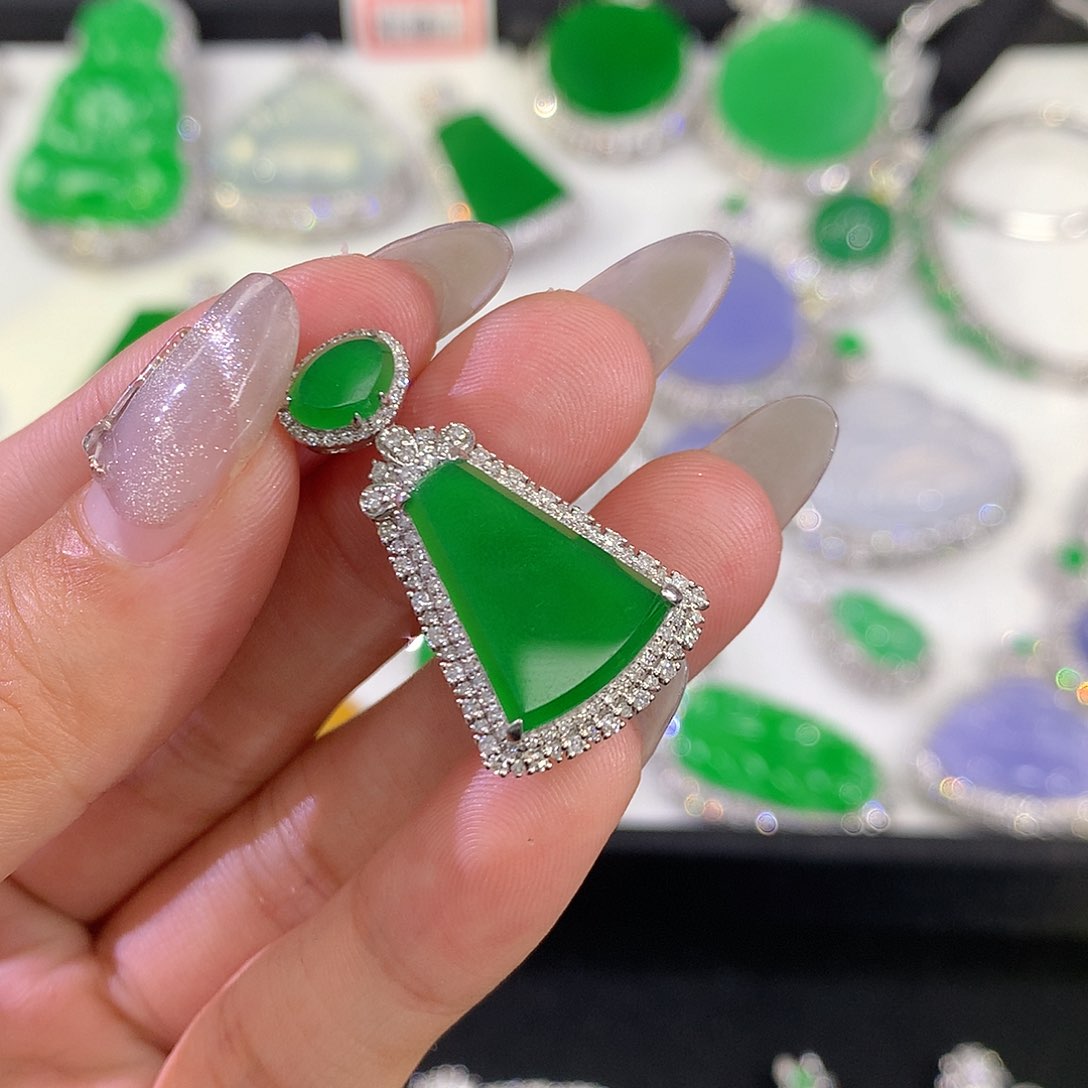 翡翠颈饰18K金镶嵌无事牌