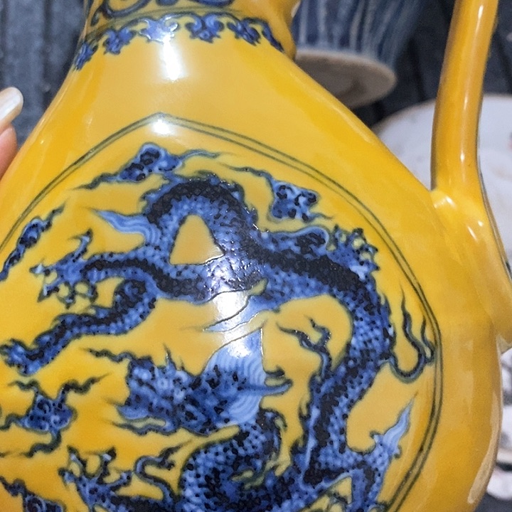 摆件黄釉青花龙纹执壶