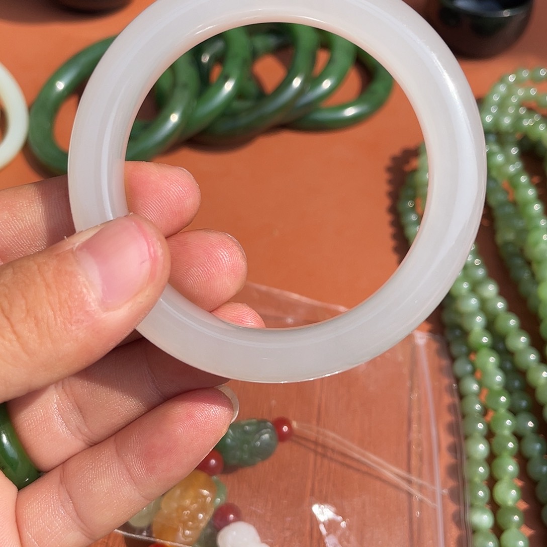 和田玉天然和田玉烟紫手镯未镶嵌A****?