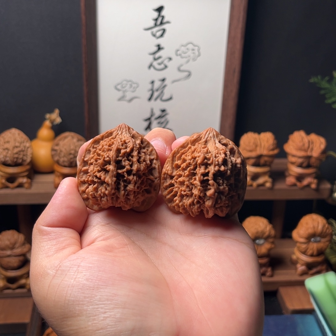 文玩核桃吊坠42mm全品红皮老树满天星