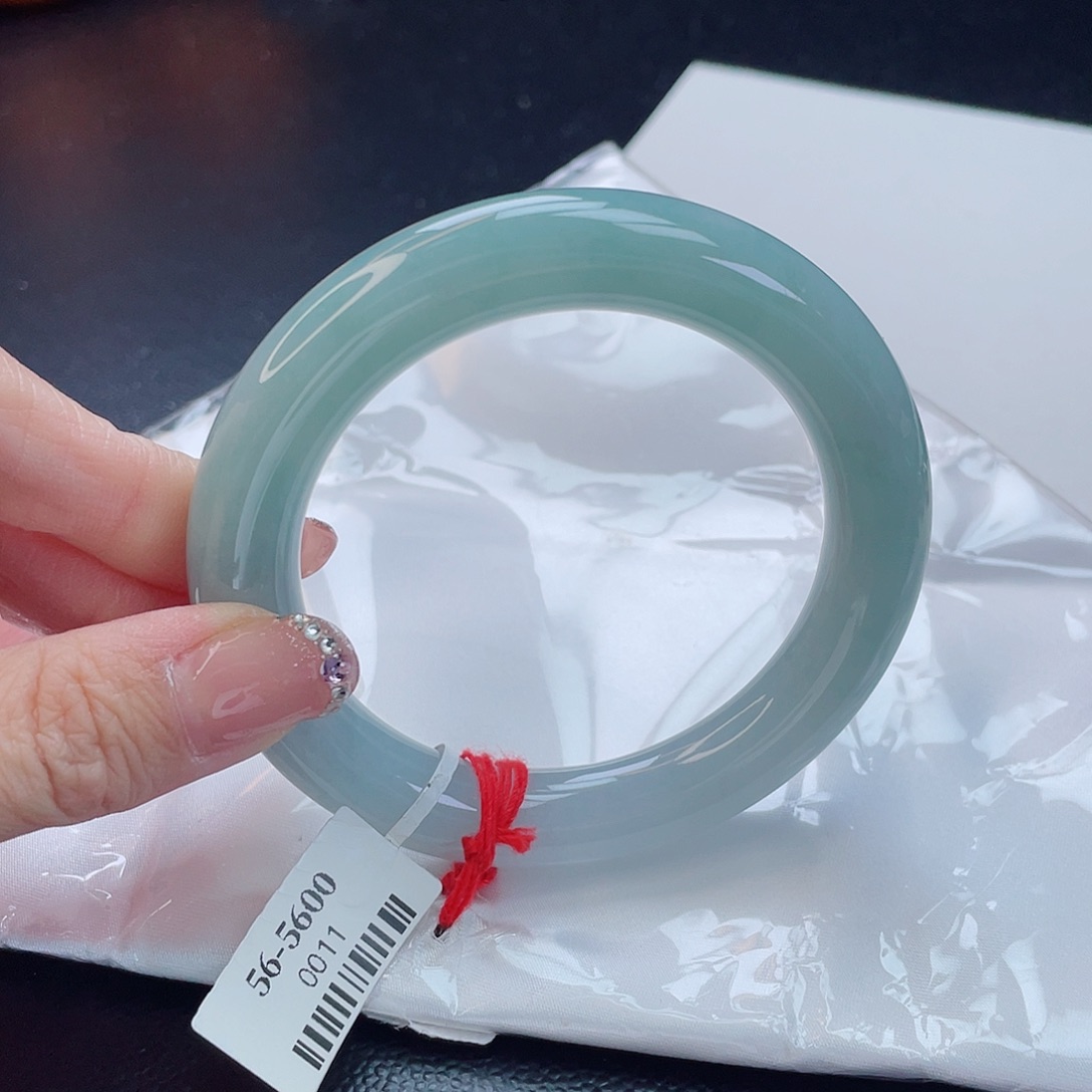 翡翠手镯未镶嵌美**今翡翠