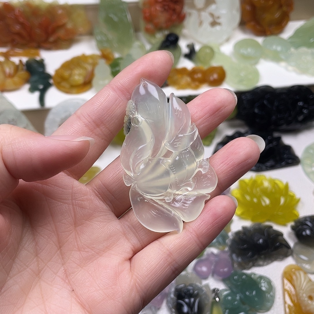 周***娜蛇纹石玉未镶嵌颈饰