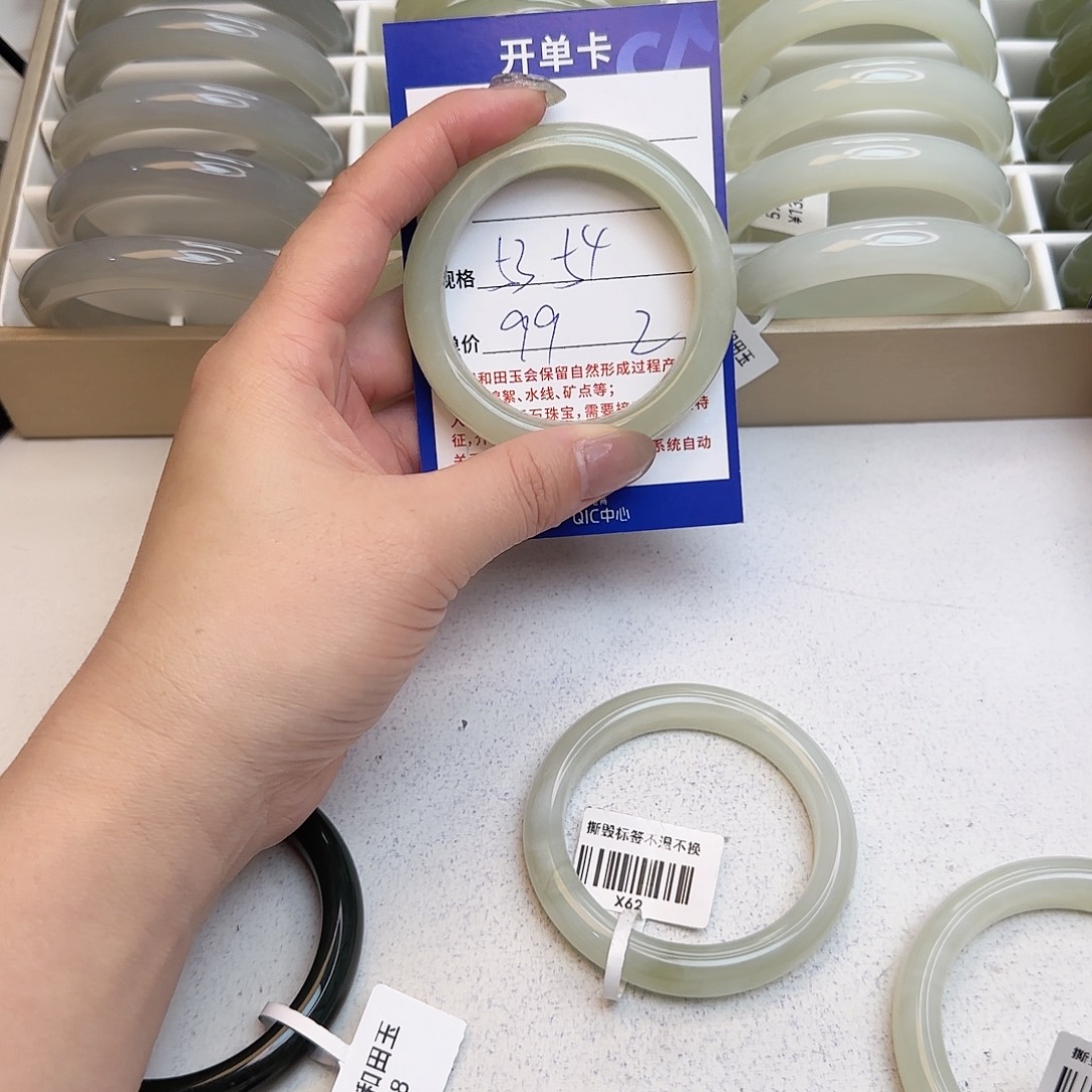 和田玉未镶嵌手镯