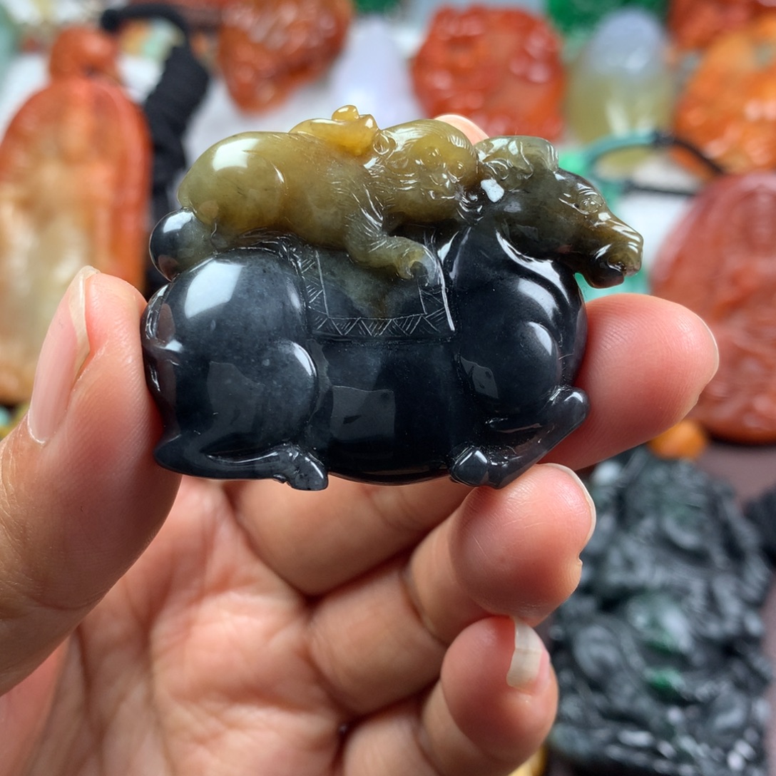 山***。翡翠未镶嵌颈饰挂件