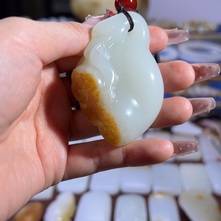 行***疆和田玉（糖玉）未镶嵌颈饰