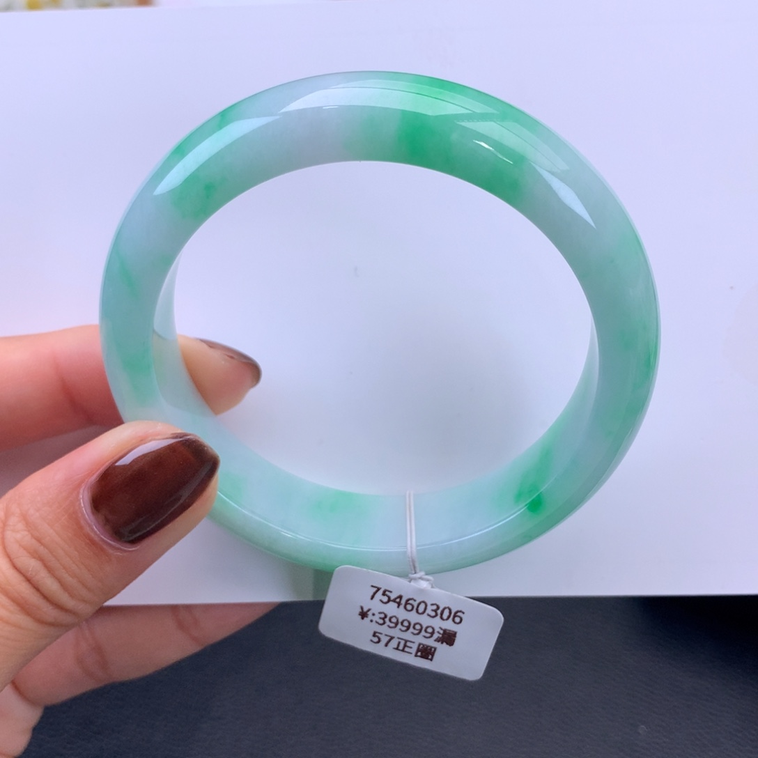翡翠手镯未镶嵌细糯化白底阳绿手镯