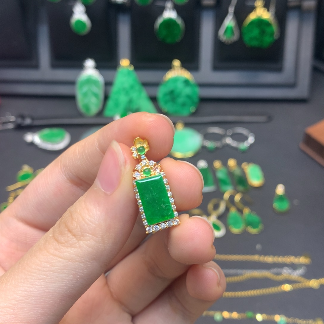 翡翠未镶嵌颈饰有纹裂