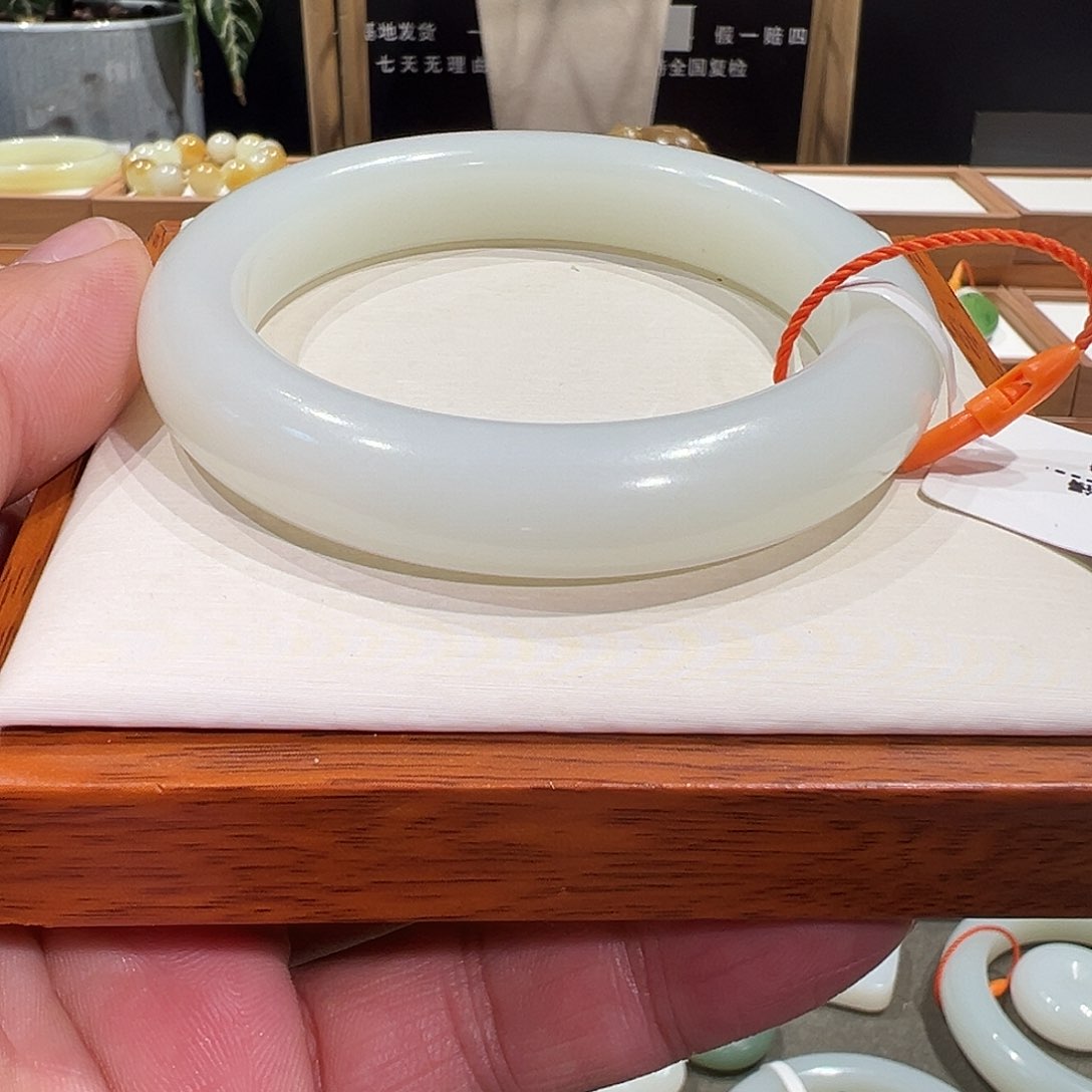 和田玉手镯未镶嵌幸***糖