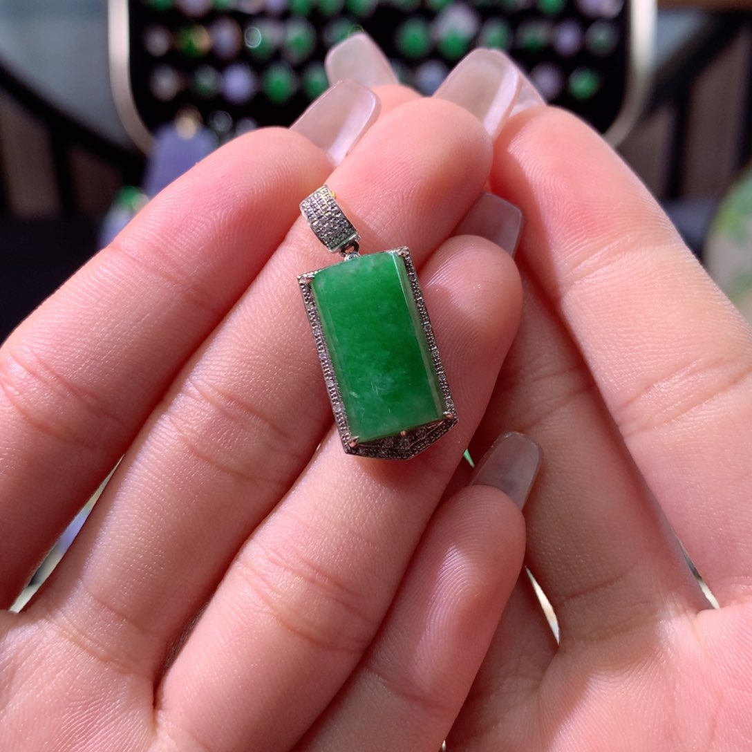 翡翠颈饰18K金镶嵌翡翠