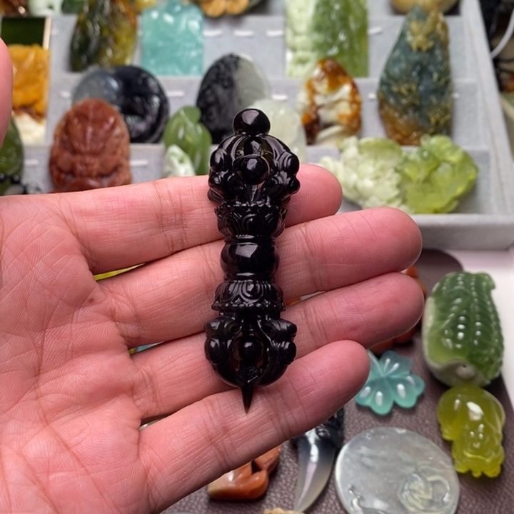天***赐蛇纹石玉未镶嵌颈饰