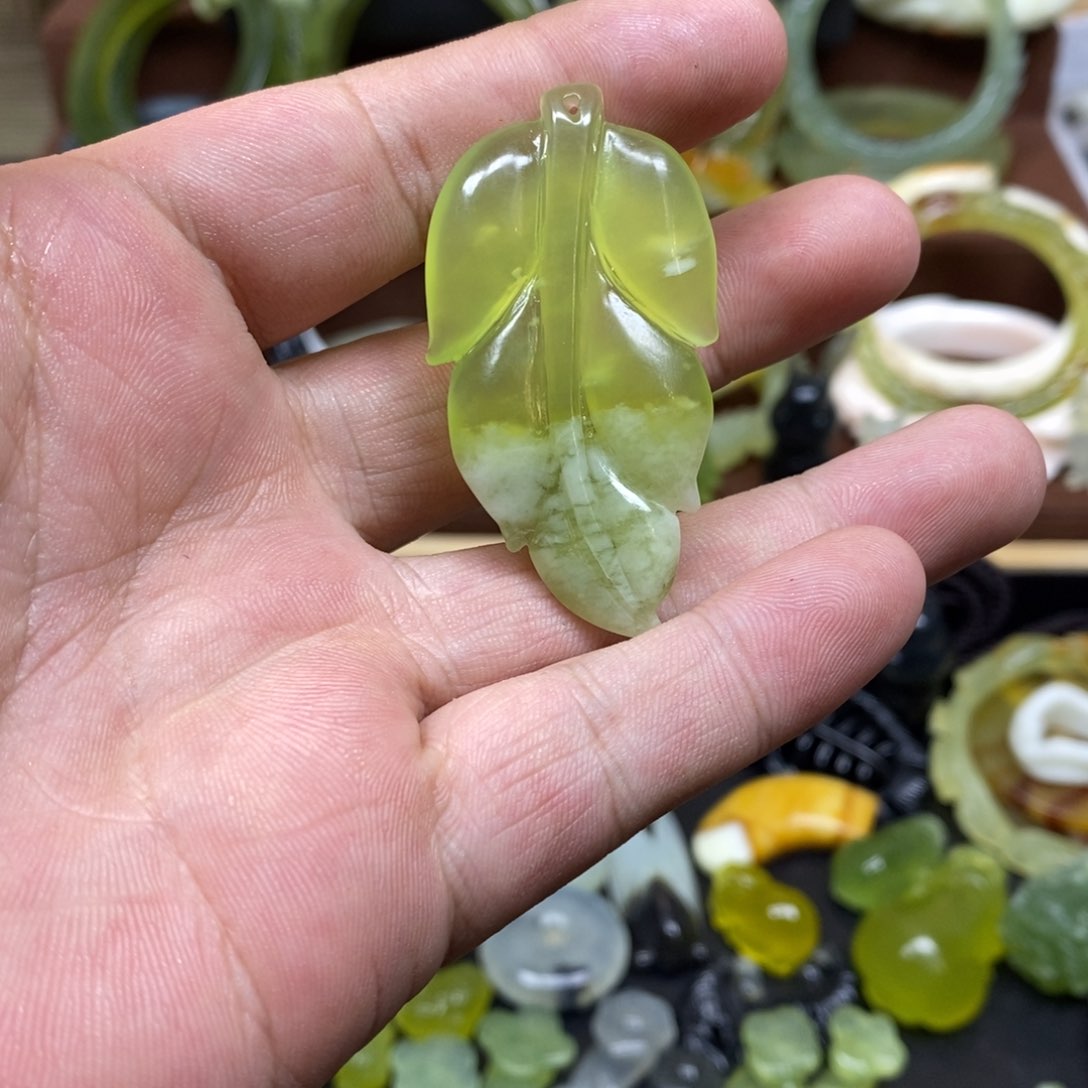 蛇纹石玉吊坠(赠链)未镶嵌