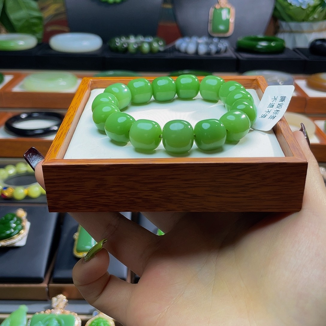 和田玉未镶嵌粉绿手串