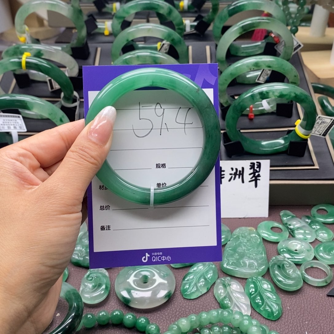 石英岩玉手镯未镶嵌摄*