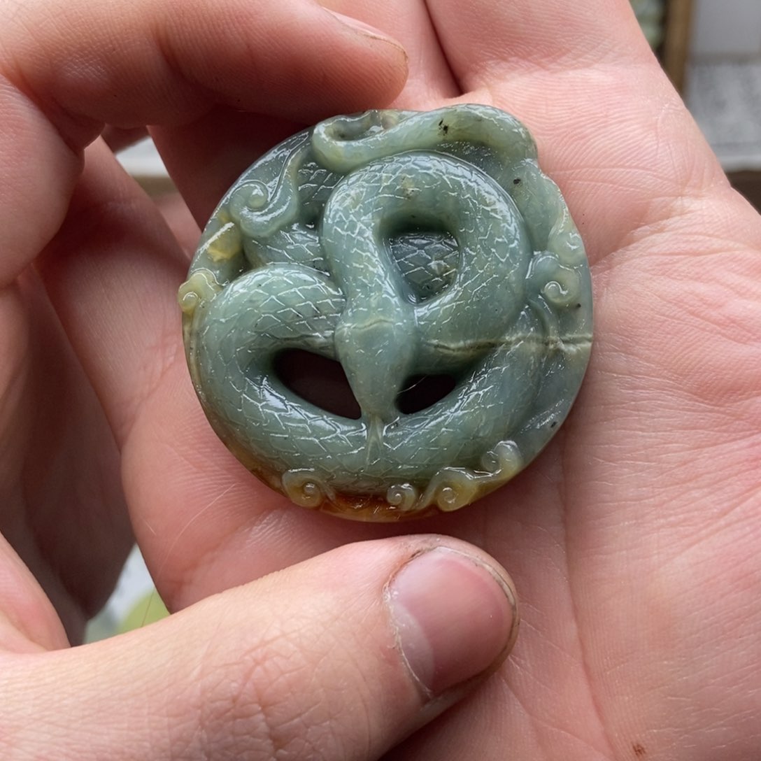 蛇纹石玉颈饰未镶嵌