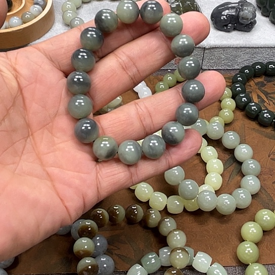 。***…和田玉未镶嵌手链