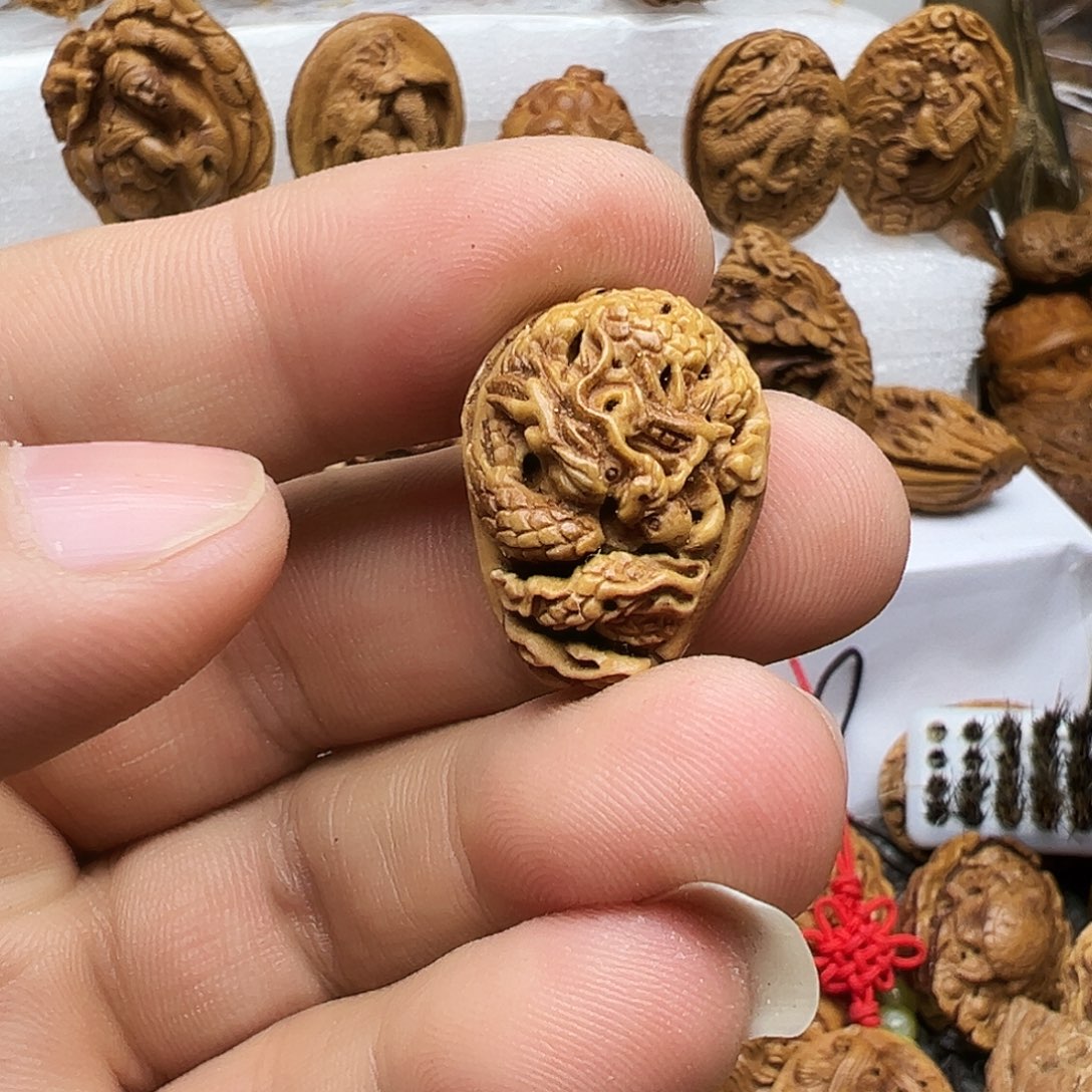 琦****桃核吊坠桃核雕刻龙三通
