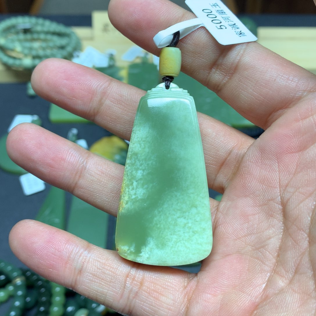 岫岩河磨玉（透闪石质玉）颈饰未镶嵌