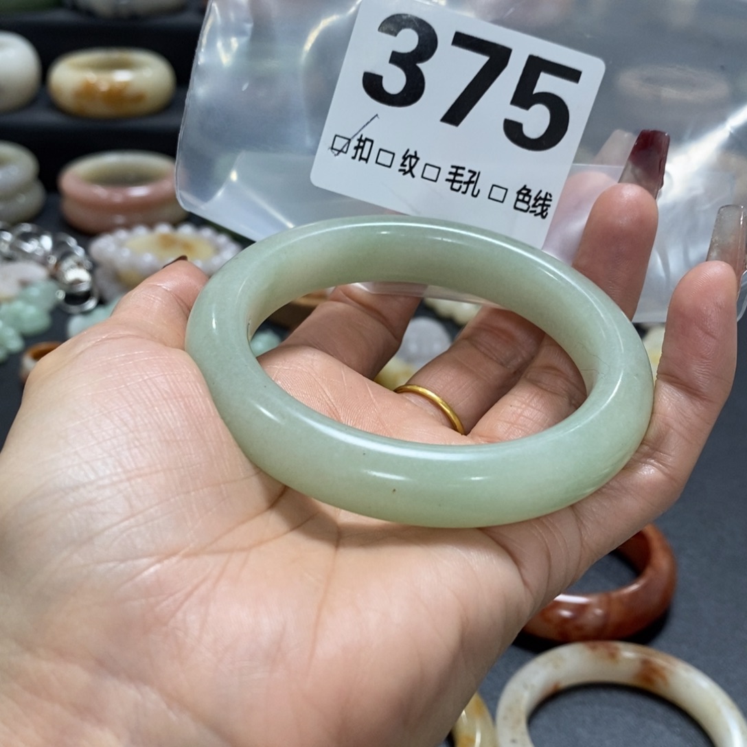 石英质玉手镯未镶嵌小**?