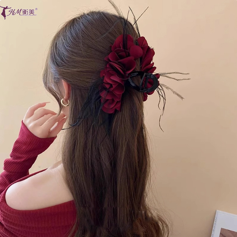 现代舞新款高级红色羽毛大抓夹女配件后脑勺毛毛发夹感盘发鲨鱼夹