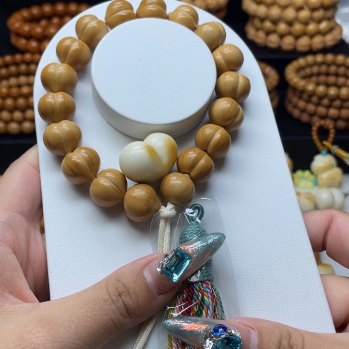 淳***。手串猴头核桃微瑕屁桃加爱心流苏