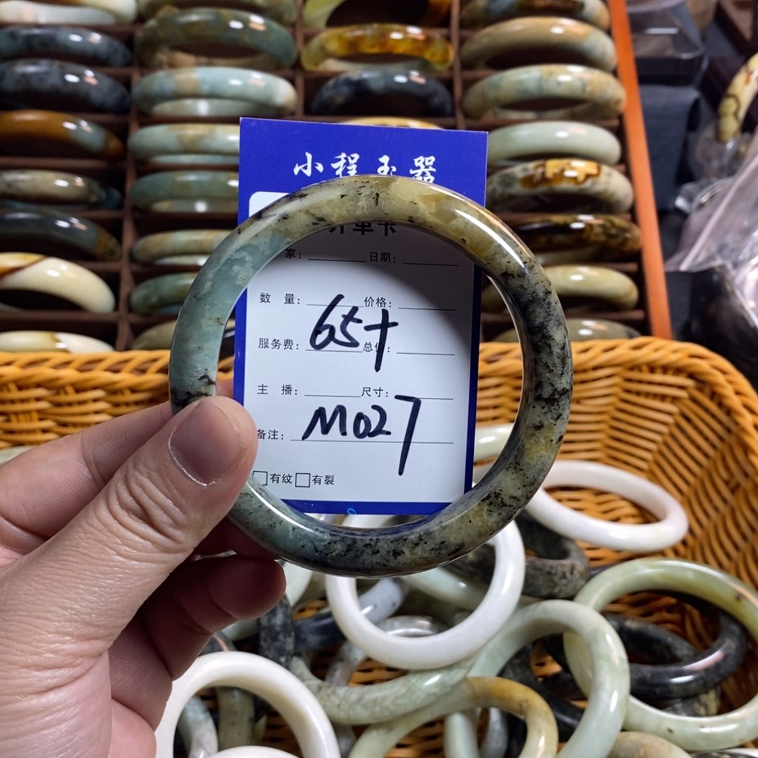 蛇纹石玉手镯未镶嵌