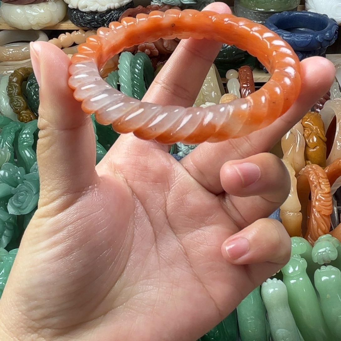 石英质玉未镶嵌雕花手镯56圈口