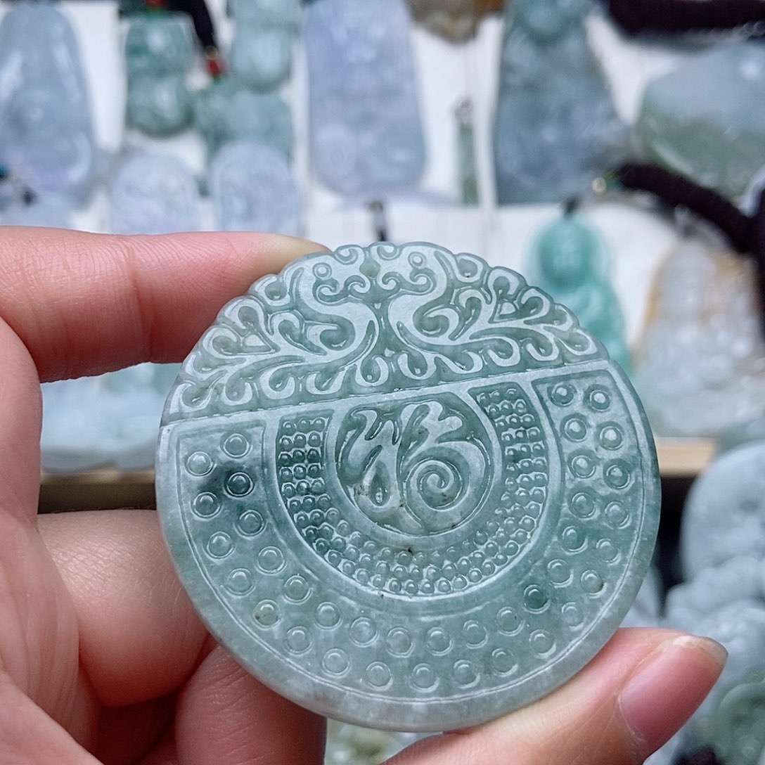 翡翠颈饰未镶嵌翡翠