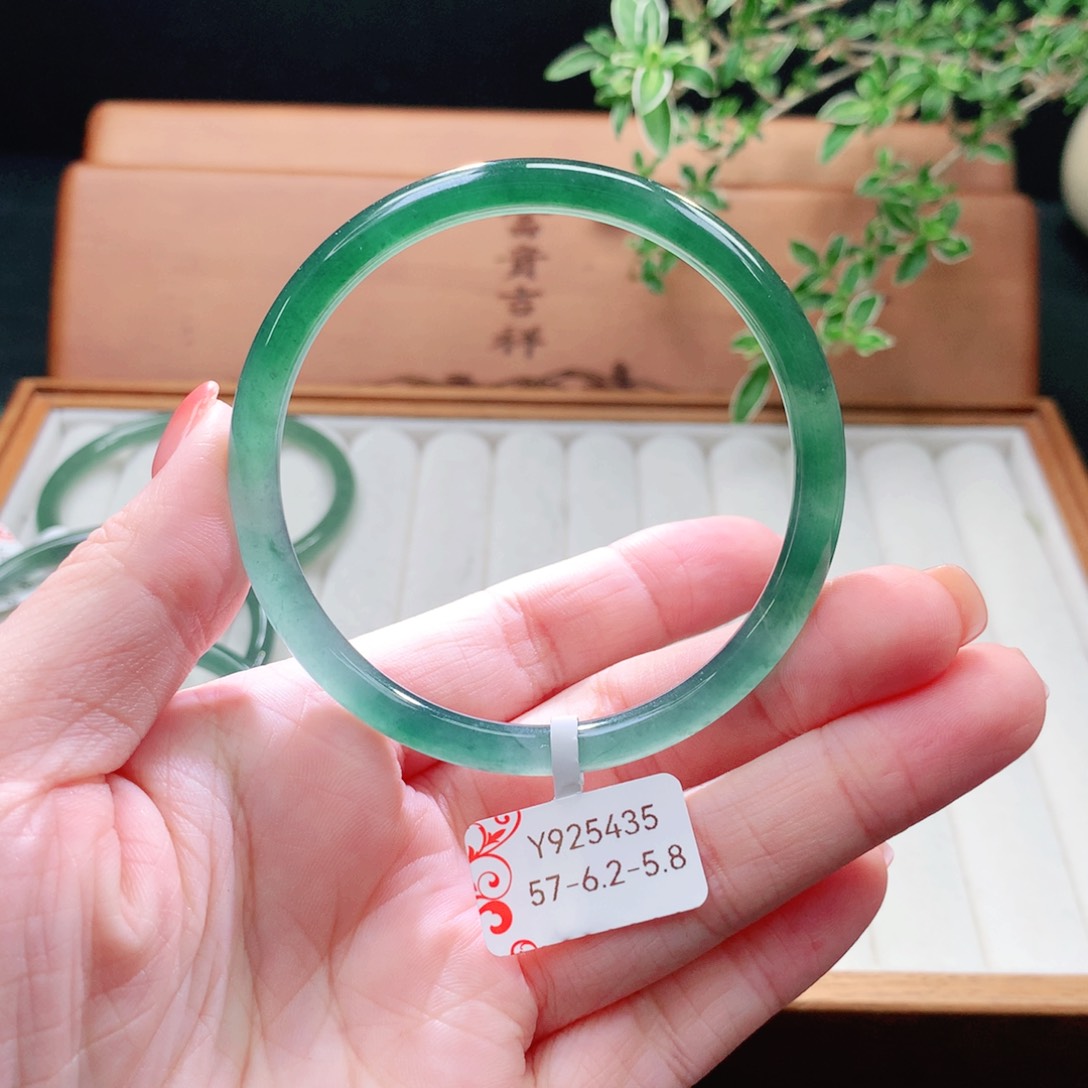 未镶嵌手镯（圆镯）翡翠