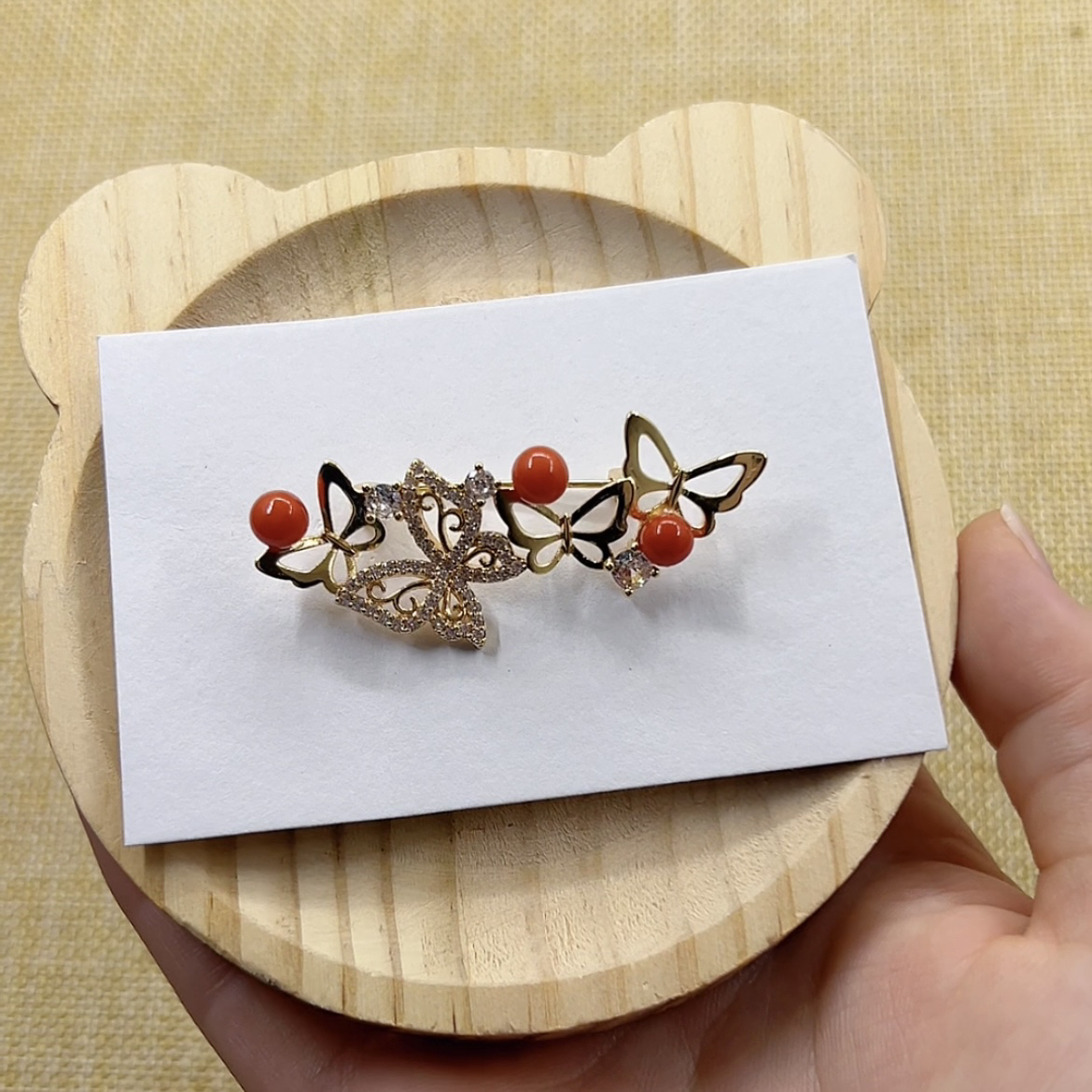 纯天然珊瑚沙丁圆珠胸针