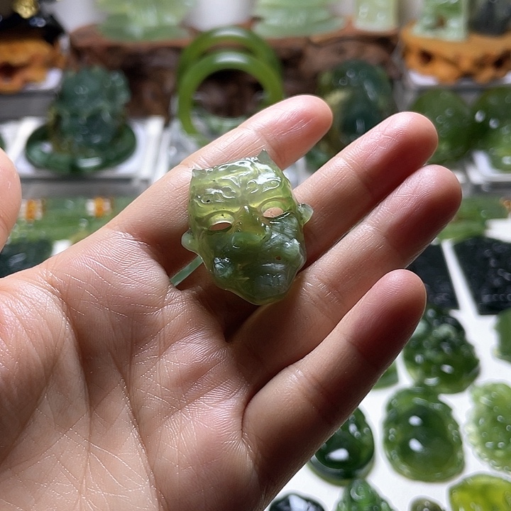 蛇纹石玉颈饰未镶嵌