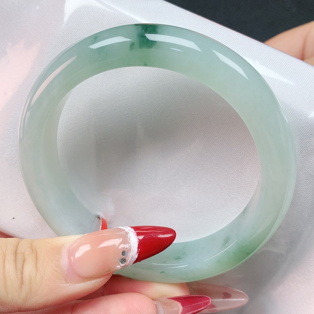 翡翠手镯未镶嵌56圈