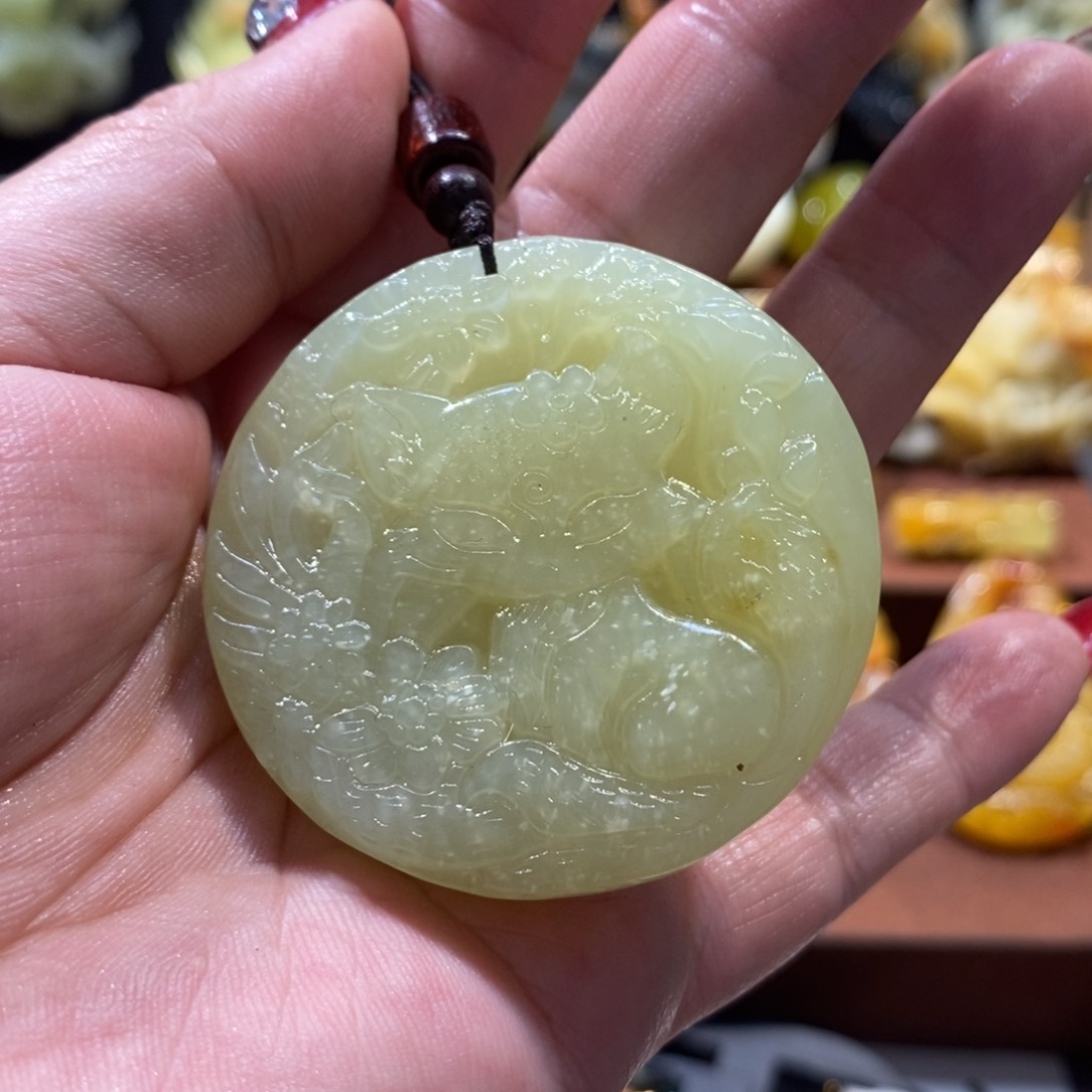 蛇纹石玉颈饰未镶嵌