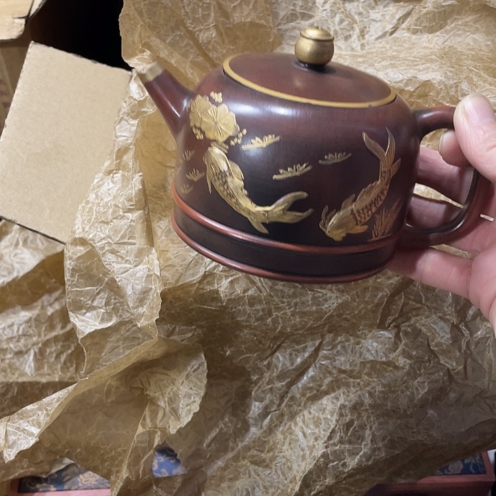 茶壶紫砂矿泥料，手工制作的一把紫砂壶。