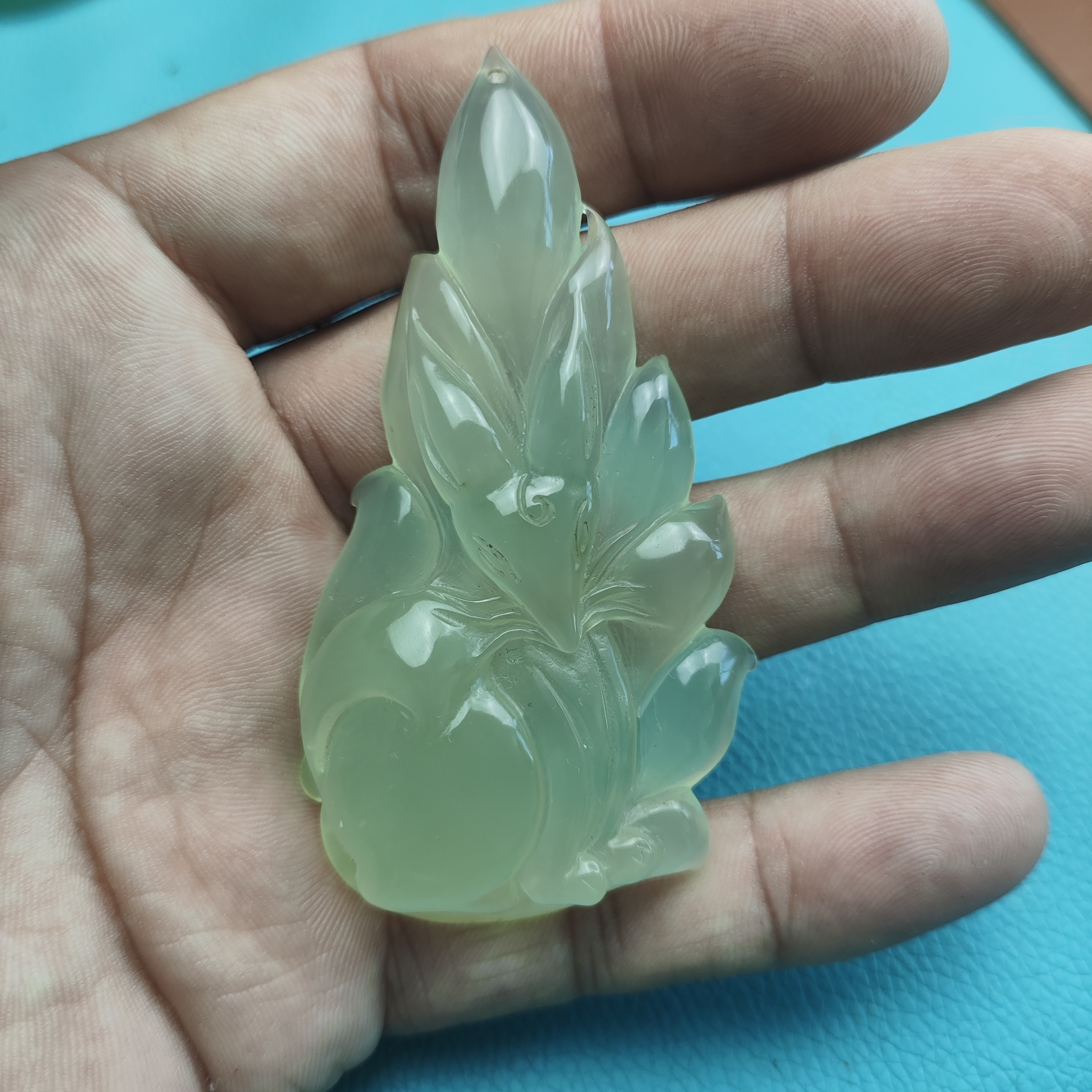 天然岫玉绿冰九尾狐手工精雕双面雕刻精美挂件吊坠